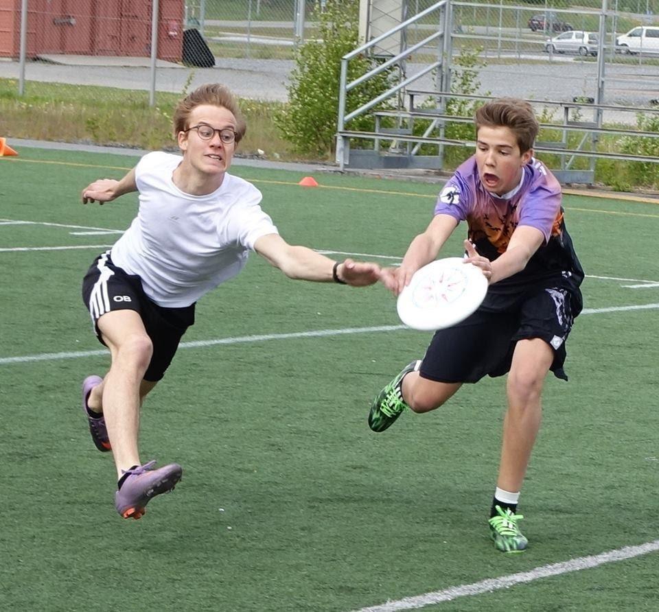 Planen liknar den i amerikansk fotboll med en målzon i vardera ände och man gör poäng genom att fånga frisbeen inom dessa, likt en touchdown.