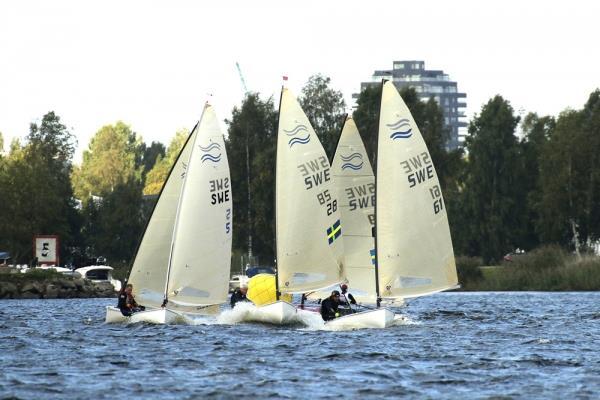 Johan Forsman får sin avtackningsgåva av ordföranden (en bild från Svenska Mästerskapen i Falun 2015).