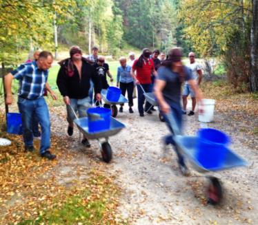 I produkten ingår fm-kaffe, lunch som deltagarna själva tillagar ute i skogen över öppen eld och em-kaffe. 695:- (556:-) /person. Bokas för minst 10 personer.