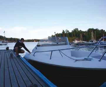 Skillnaden mellan vår båtklubb och en kommersiell marina är mycket stor. Hos oss får man göra det mesta helt själv. Det är en av grundtankarna med att vara just en klubb.