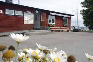 Hamn och kansli Under rubriken Hamn och kansli ger vi plats åt alla viktiga meddelanden som rör våra mellanhavanden med klubben och hamnen när det gäller avgifter, vakter och andra bestämmelser.