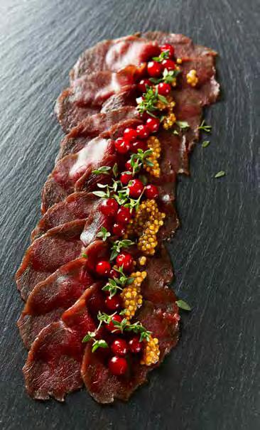 Smakfullt VECKA 45-52, 5/11 28/12 2018 Gravad hjort 10 portioner 10,5 dl socker 0,5 dl salt grovkrossad svartpeppar 500 g hjortinnanlår Blanda salt, socker och peppar och gnid in hjortinnanlåret.