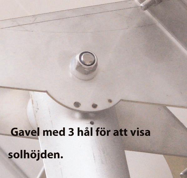 3. Vrid på vantskruven för att ställa in solhöjden. Du kan kolla med skalan på gaveln. Det stora hålet är midsommar. Det lilla hålet är julafton. Mellanhålet är 20 mars eller 20 september.