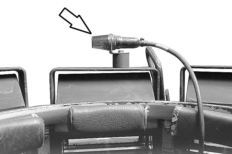 Huvudvarningslampa I vagnen finns en flyttbar varningslampa med magnetisk fot. Varningslampans kabel ansluts till uttaget på kontrollenheten för bandspänning, se bild 15.