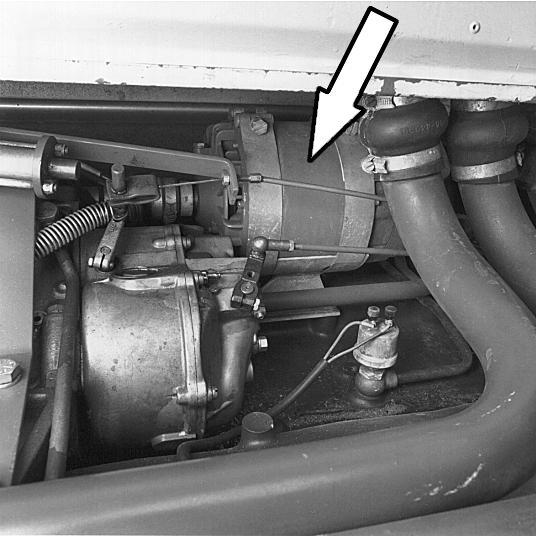 Huvudströmställare Bild 4. Generator Huvudströmställaren sitter i tillbehörsfack 6 framför batterierna. Strömställaren manövreras elektriskt från instrumenttavlan vid förarplatsen.