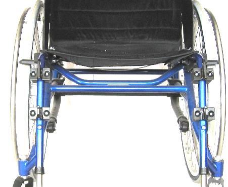 Höj rullstolen i fram genom att lägga klossar på ca 30-40 mm under