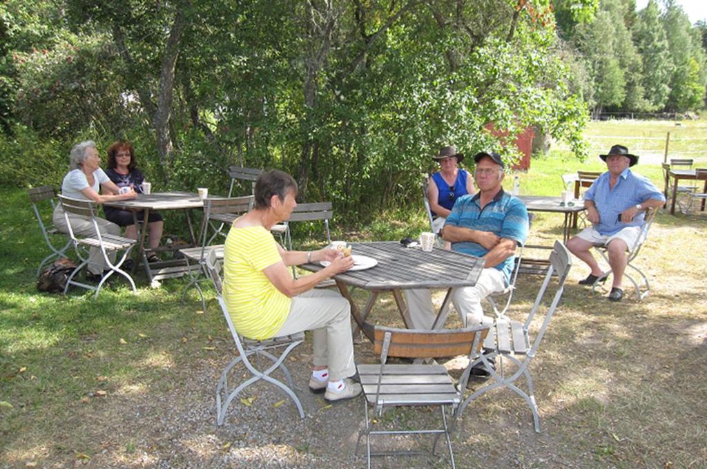 I augusti genomförde föreningen en utflykt till älgparken i Morgongåva. Deltagarna i älgsafarin i Morgongåva laddar med en kopp kaffe. En fredag i november höll föreningen öppet hus i HSO:s kansli.