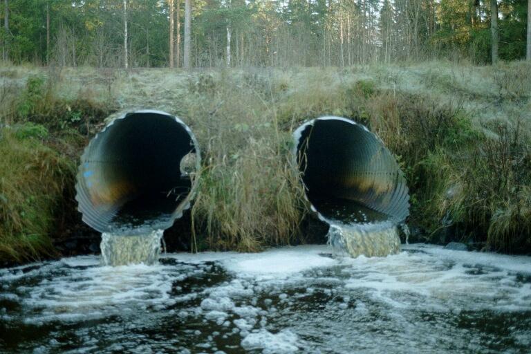 Vasslarängsbäckens avrinningsområde Genomförda fiskevårdsåtgärder Eliminering av vandringshinder: Vägtrummorna under riksväg 45 utgjorde fram till hösten 2001 ett definitivt vandringshinder för såväl