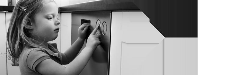 SÄKERHETSANVISNINGAR INSTALLATION Utför installation och anslutning enligt den separata installationsanvisningen. El- och vatteninstallation, om sådan krävs, ska göras av behörig fackman.