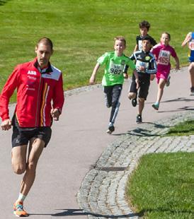 I stället hade man bråttom att komma iväg och vi fick till och med en liten tjuvstart. De äldsta klasserna, 12-14 år, sprang två varv, ca 2 km, och de yngre klasserna sprang ett varv i Vasaparken.