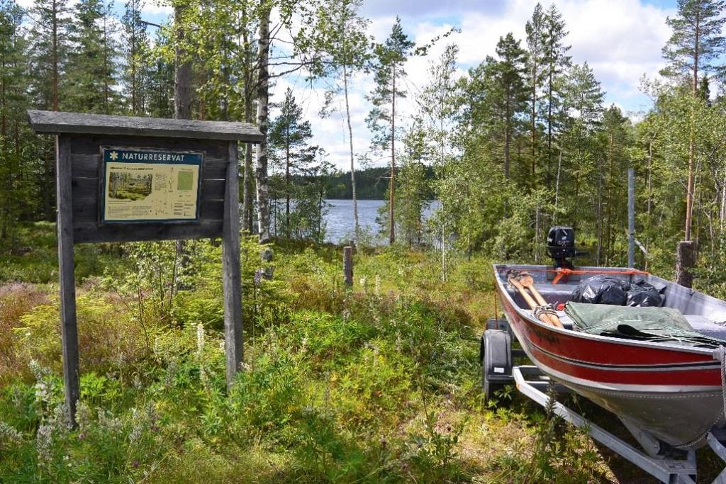 3 Resultat 3.1 Övertjärn (663862 148516) Avrinningsområde Kommun Storlek (ha) Max djup(m) Medel djup (m) Hedströmmen Skinnskatteberg 26 17 5,0 Övertjärn den 11:e juli 2017. Foto Viktoria Karlsson.