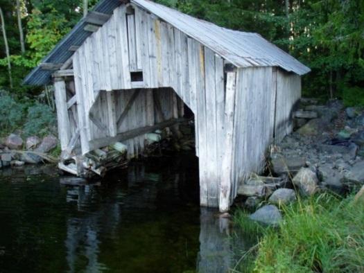 Uttern placerar gärna spillningen under skydd, till exempel under buskar och träd, men även under mänskliga