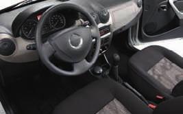 Sandero STANDARDUTRUSTNING: 12V uttag 15 Stålfälg 185/65 R 15 med liten navkapsel Arges 3-punktsbälten på alla sittplatser Backspeglar manuellt justerbara inifrån:svarta Svarta dörrhandtag utvändigt