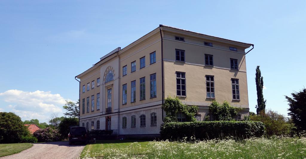 TVÅ VERKLIGA FALL MED OLIKA FÖRUTSÄTTNINGAR Fastighetsförvaltare kan välja olika underhållsstrategier för bemålade plåttak, beroende på t.ex. tillgänglighet, byggnadens höjd och taklutning.