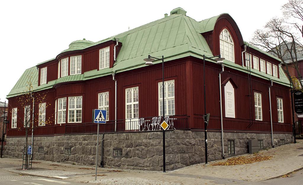 Figur 6.16. Aschanska villan i Umeå (byggt 1906) fick 1996 sitt originalplåttak senast ommålat med en linstandoljefärg med komplexa fosfater i flera lager på penetrerande olja (Grahn, 2017).