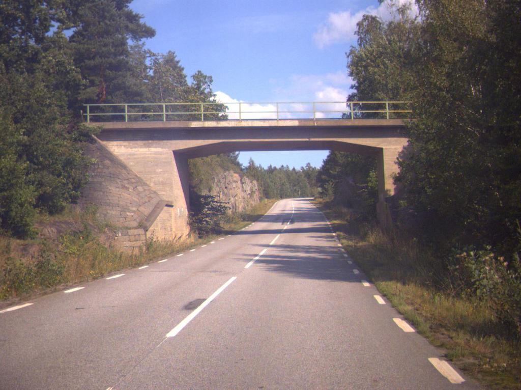 I Gunnebo, längs norra sidan av Västrumsvägen, finns en separerad gång- och cykelväg som sträcker sig från strax norr om korsningen Centrumvägen/Västrumsvägen och vidare upp mot E22.