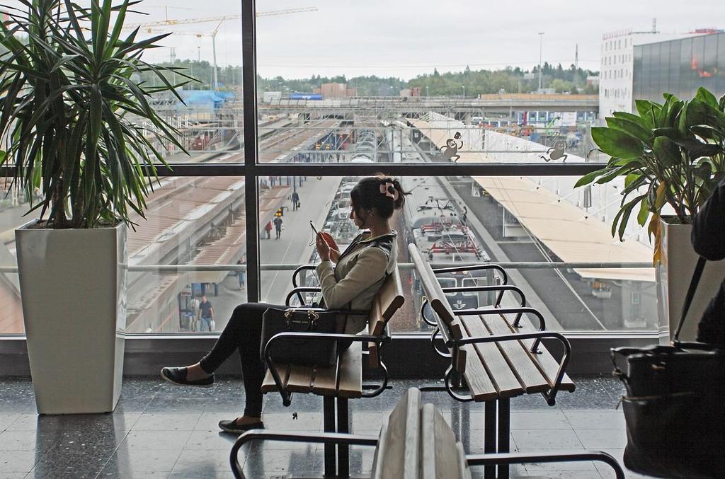 Figur 20. Väntsalen i Flemingsberg med utsikt över tågspåren (2016). 4.3.