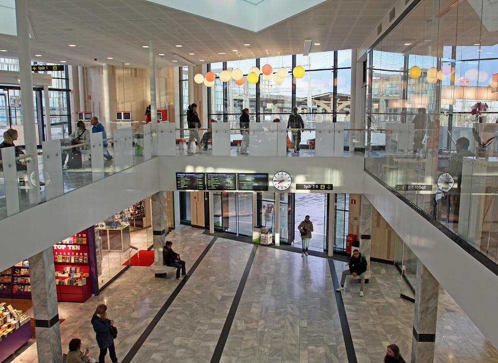 Figur 39. Interiör i det nya stationshuset i Uppsala C (2010) Den regionala tågtrafiken inom Uppsala län benämns Upptåget och trafikerar linjerna till Sala respektive Tierp och vidare mot Gävle.