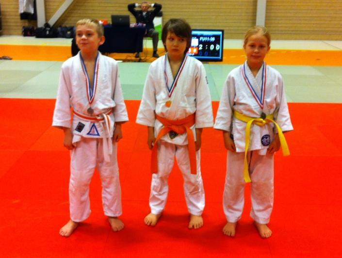få in en harai-goshi som belönades med en tveksam ippon. Benjamin slutade på en 5:e plats. Killarna fick godkänt men det var lite stolpe ut över tävlingen sett från vår synvinkel.