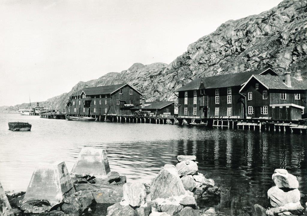 INDUSTRIOMRÅDET (tavla 1) Landområdet mellan landgångens slut och backen upp mot Björbärshalsen var Nösunds industriområde under ca fyrtio år från 1875.