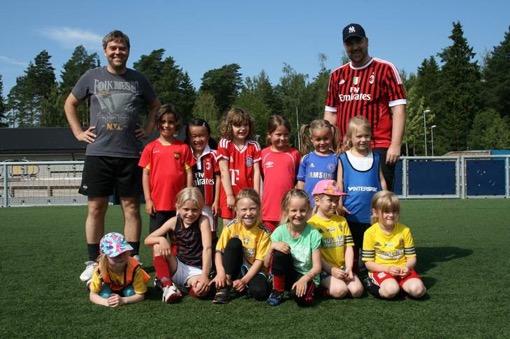 F 08 Flickor 08 första träning var i mitten av maj. Ett stort gäng nyfikna och glada tjejer dök upp på Danelid.