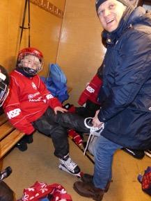 BANDY VM I SKRIDSKOKNYTNING Varje onsdag är det världsmästerskap i skridskoknytning på Studenternas IP.