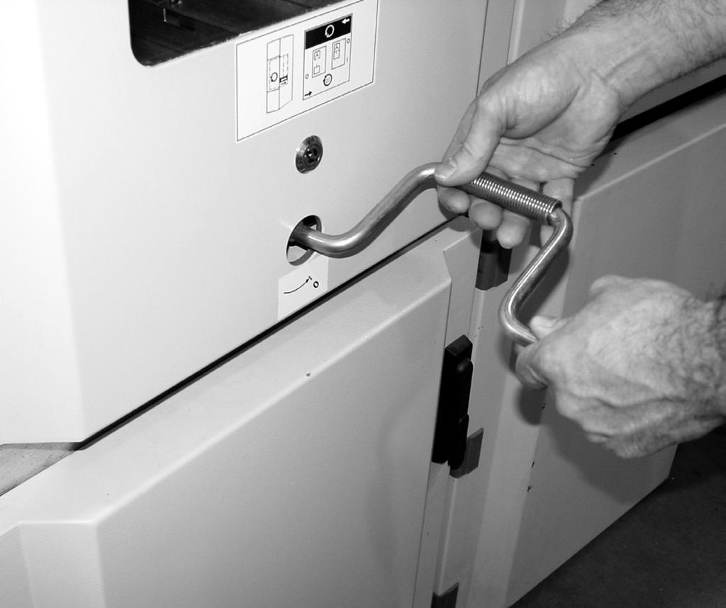 DISTRIBUTION SOLUTIONS 21 7.3. Förberedande åtgärder Rengör isolerande delar med rena, torra trasor.