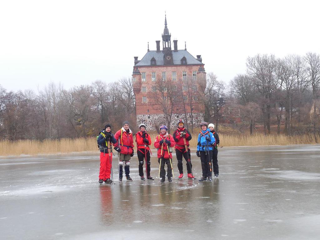21/1-2017 Kurs vid Sigtunafjärden Kurstur skridsko på Sigtunafjärden lördag 21 jan 2017. På mycket fina isar hade FF Knivsta skridskokurstur med Sigtuna stad i bakgrunden.