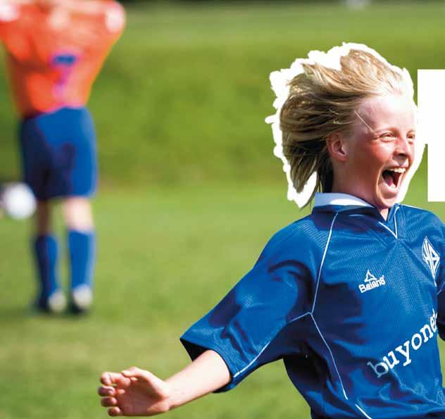 FOTBOLL I SKOLAN Fotboll är en populär idrott i skolan, både på idrottslektioner och under raster. Grunden i en fotbollslektion ska bestå av smålagsspel och fotbollslekar i olika former.