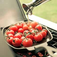 HET, HETARE, SIZZLE ZONE Att använda kol och briketter är den traditionella formen av infraröd grillning som vi alla känner till: