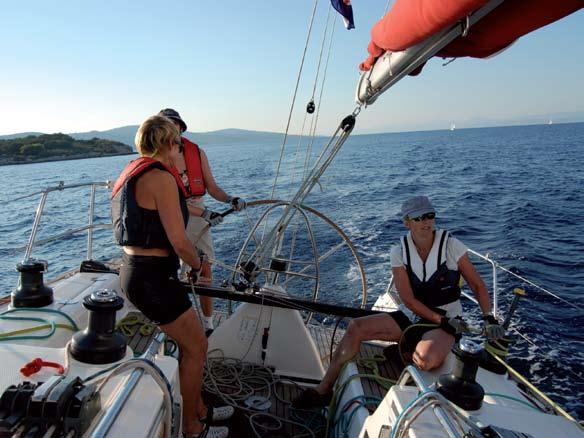 navigare race week t e x t b e s ät t n i n g e n foto marita haaga & ingrid eriksson ch r i s t e r e r i c s s o n från Navigare Yachting var inbjuden till en QSS Pubkväll i våras för att informera