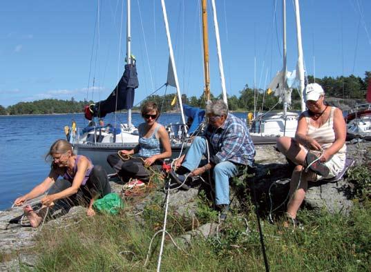 Förtöjda för kvällen vid vackra Böteskobben. Inblåsta på Munkön tar vi vara på tiden med lite knopövningar.