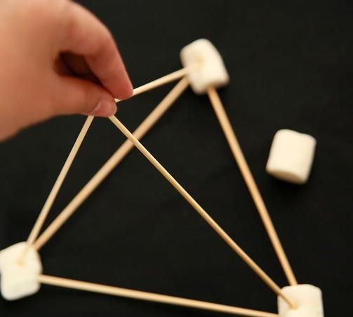 Marshmallow kastmaskin Konstruktion Tid: Totalt 30 minuter Arbeta i par och försök konstruera en kastmaskin. Kastmaskinen får inte fästas i bordet.
