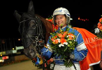 Uppfödare: Kolgjini Lutfi & Svensson Anna. Tränare: Kolgjini Lutfi, Veberöd. Tot.oms: 1.161.671 kr. Odds: 4,73. Plats: 1,93-1,46-3,06. Tvilling: 7,57. V75 International (Gr. II int.) Jägersro 30 okt.