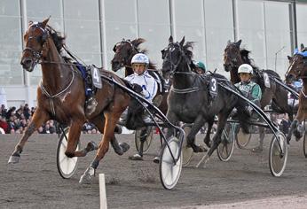 Tränare: Walmann Roger, Stallarholmen. Tot.oms: 1.125.983 kr. Odds: 38,06. Plats: 4,37-1,19-3,55. Tvilling: 21,31. frances bulwarks lopp (gr. ii int.) Solvalla 2 okt. Lätt bana. 605.000 kr. 2140 m.