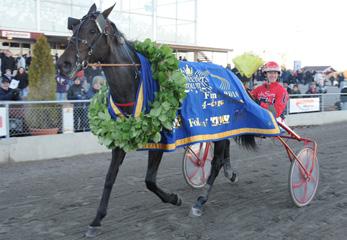 Tränare: Persson Fredrik, Fågelmara. Tot.oms: 2.122.505 kr. Odds: 1,86. Plats: 1,29-1,61-3,49. Tvilling: 6,39. Breeders Crown 4-åriga h/v (Gr. I Int.) Eskilstuna 6 nov. Lätt bana. 1.400.000 kr.