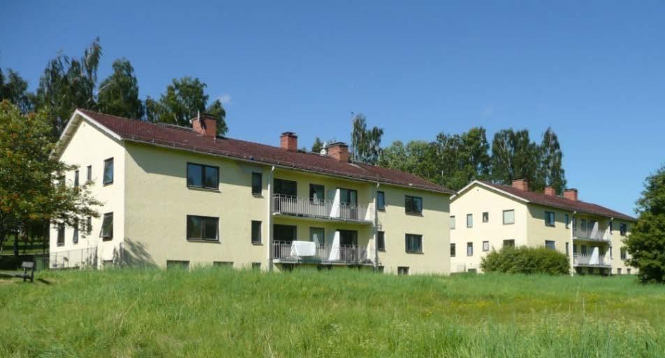 Magasinsbyggnad på Vega 7 På Vega 2 finns två tvåvånings flerbostadshus med entréer åt väster och balkonger på östra sidan. Husen är i ljus puts med sadeltak med betongpannor.