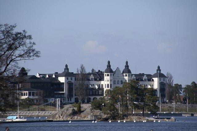 FEBRUARI Tisdag den 9 februari kl 14.00 träffas vi på Ljuskärrsvägen 5 och lyssnar på ett program om Bostäder fo r äldre.
