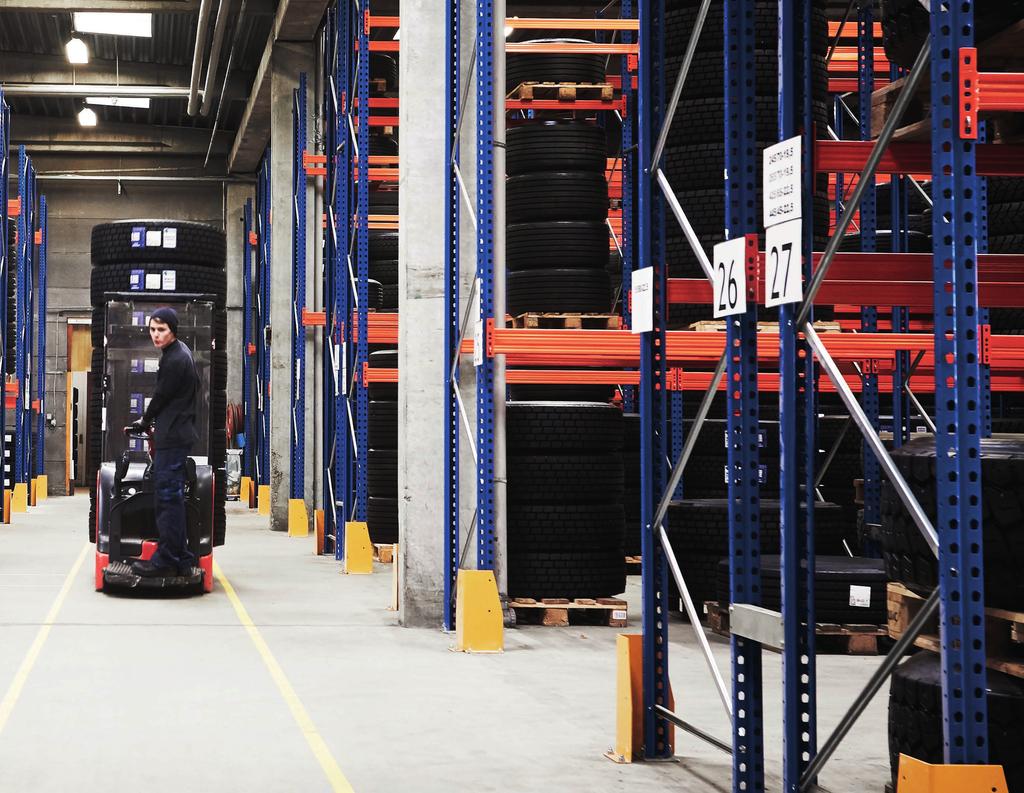 LAGER OCH LOGISTIK Ett stort och välsorterat lager av regummerade däck innebär att Vulkan omedelbart kan leverera de flesta typer av däck.