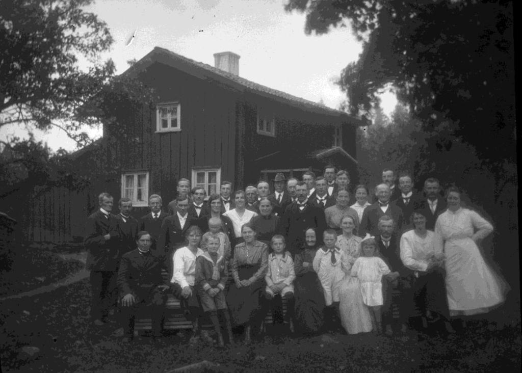 Bilden (128) är från Flinks 60-årsdag och intressant därför att det förutom familjen visar ett stort antal av de närmaste grannarna i Femsjö kyrkby, Vallshult och