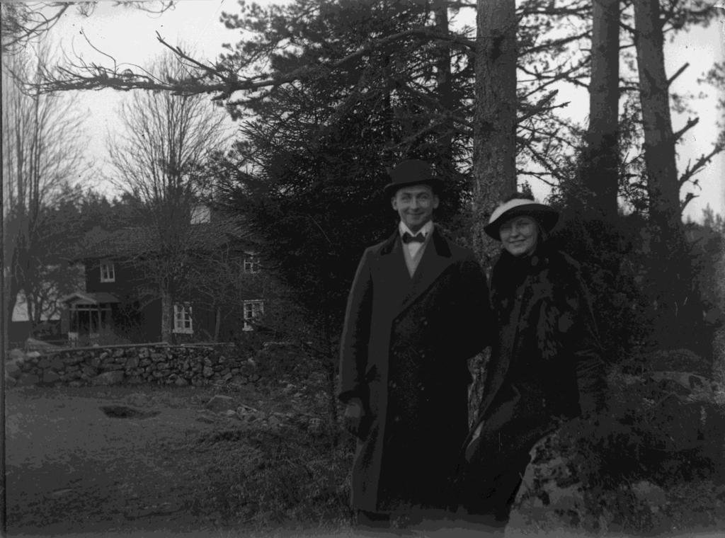 Ett vackert foto på syskonen Herman och Ester med hemmet i bakgrunden (133). De står vid vägen från Källebo. Herman emigrerade till USA 1921, men kom tillbaka och bodde i Halmstad.