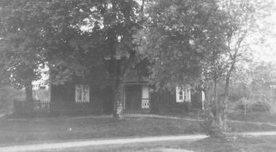 På 1920-talet bodde Mandus och Ida Holst och deras barn i Algushylte. Ida Holst var född Magnusson i Norra Saraböke och finns på ett familjekort (174) under fliken Löjenäs och Saraböke.