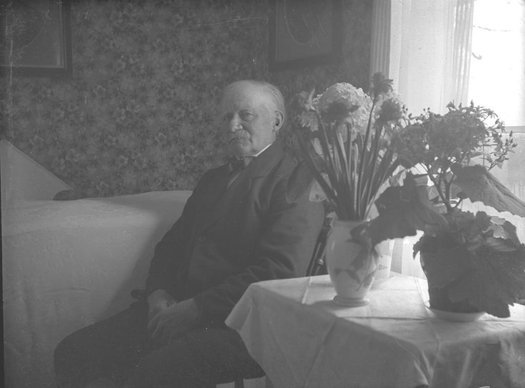 Lindesberg På vägen mellan Algushylte och Frillalt ligger Lindesberg. Där bodde sedan början av 1920-talet Lars Petter Johansson. Han avled 1935 vid hög ålder. Hans livsöde är intressant.