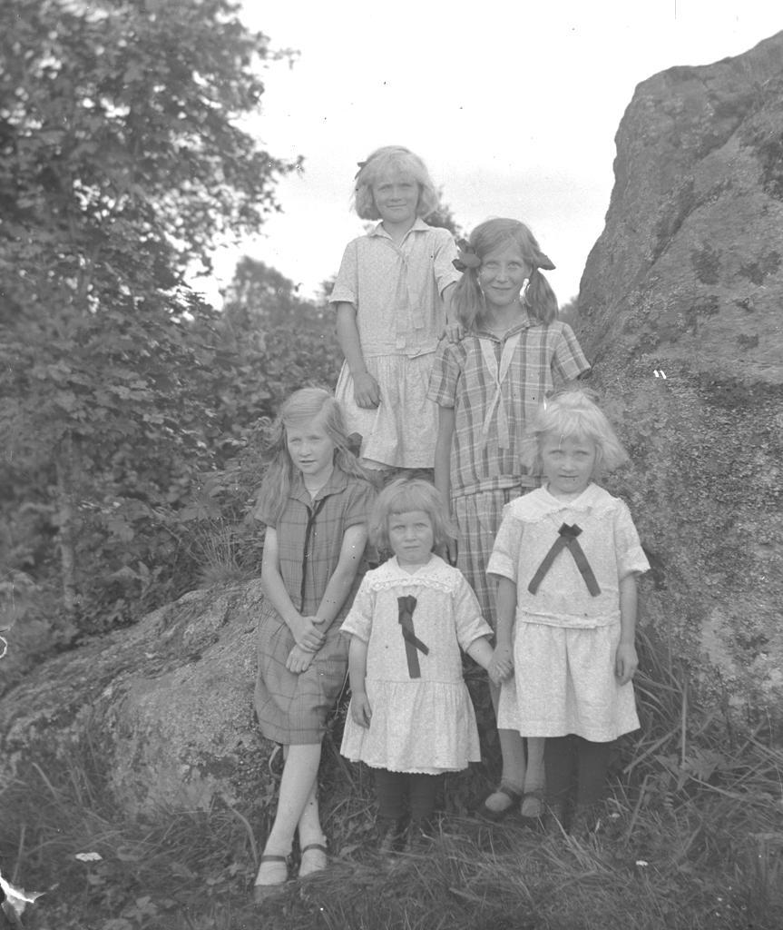 Frillalt, Nabba och Stubbeboda I Frillalt bodde också Sigfrid Johansson och hans fem döttrar Märta, Karin, Edit, Anna och Helga. Något kort på Sigfrid Fotot (207) är troligen från 1926.