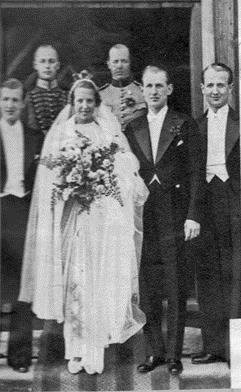 2/4 1936 gifte han sig med Märta Adolfina Westin, född 24/9 1911 på Birger Jarlsgatan 110 i Engelbrekts församling, död 17/9 1997.