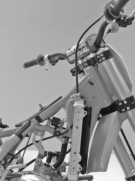 KTM tillåter inte att baksvingen repareras. 500285-01 11.41 Kontrollera gasvajerns dragning Förarbete Ta bort sadeln. ( s 48) Demontera bränsletanken.