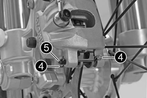 12 BROMSSYSTEM 66 Risk för olyckor Nedsatt bromsverkan om ej tillåtna bromsbelägg används. De bromsbelägg som kan köpas i handeln är oftast inte testade och godkända för användning i KTM-fordon.