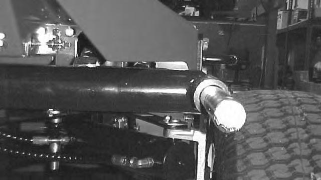 Montera motorhuvsspärren (CE). Kroka av motorhuvsspärren från dess fäste (fig. 3). 2. Skjut fästet över spärren (fig. 3). 3. Kroka fast motorhuvsspärren på dess fäste (fig. 3). 4.