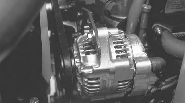 Serva motorremmarna Kontrollera tillståndet och spännkraften i alla remmar efter den första arbetsdagen och därefter var 00:e körtimme. Generator/fläktrem. Öppna huven. 2.