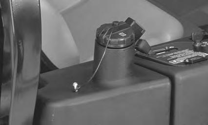 Hydraulfilter Figur 48 Figur 49 3. Fyll behållaren (fig. 50) med cirka 3,2 liter hydraulolja. Se även Kontrollera hydraulsystemet på sidan 8. Viktigt Använd endast specificerade hydrauloljor.